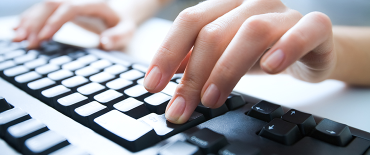 Hand auf Tastatur, Foto: Getty Images / shironosov