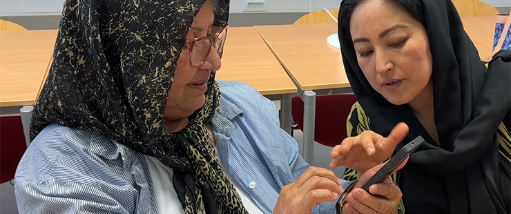 Zwei Frauen mit Smartphone, Foto: DVV