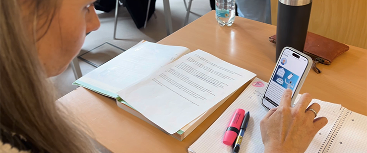 Eine Frau von hinten mit Smartphone, Foto: DVV