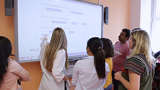Gruppe vor einem Smartboard, Foto: Bildungsfilm