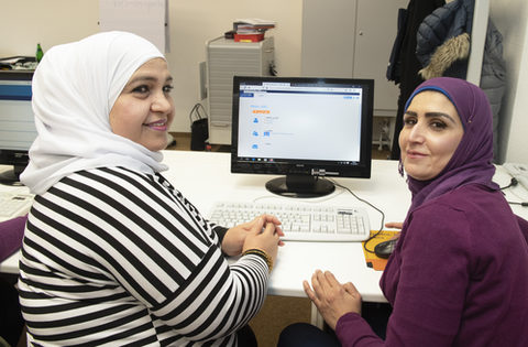 zwei Frauen am Computer