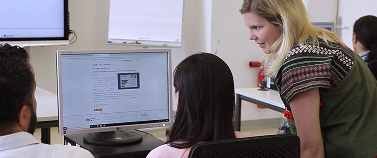 Drei Personen schauen gemeinsam auf einen Monitor, Foto: Bildungsfilm