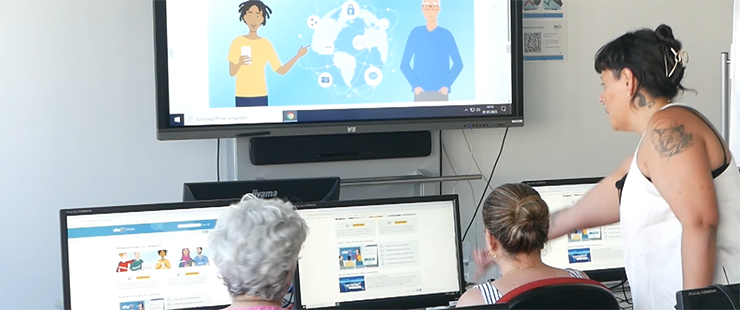 2 Teilnehmerinnen und eine Dozentin am Computer, Foto: DVV